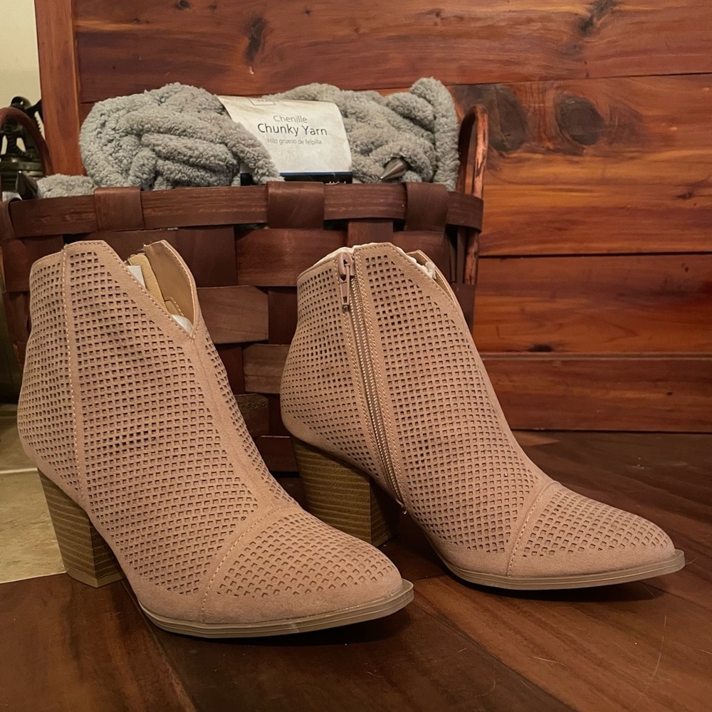 Quipd Taupe Booties, sz 6 NEW IN BOX - Picture 2 of 5